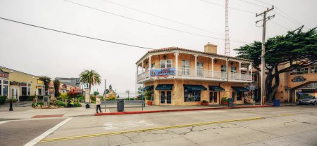 Téléchargez les photos : Monterey, Californie, États-Unis - 31 octobre 2022. Historic Cannery Row au centre-ville de Monterey, Californie, Vue sur la rue - en image libre de droit