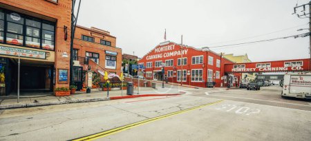 Foto de Monterey, California, EE.UU. - 31 de octubre de 2022. Histórico Cannery Row en el centro de Monterey City, California, Street view - Imagen libre de derechos