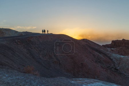Téléchargez les photos : Zabriskie point coucher de soleil, l'un des endroits les plus populaires dans le parc national de la vallée de la mort pour voir le coucher de soleil. - en image libre de droit
