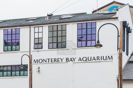 Foto de Monterey, California, EE.UU. - 30 de octubre de 2022. Monterey Bay Aquarium, situado en el borde del océano en el histórico Cannery Row. - Imagen libre de derechos