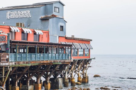 Foto de Monterey, California, EE.UU. - 30 de octubre de 2022. El restaurante Fish Hopper, mariscos y filetes, se encuentra a poca distancia a pie del acuario The Monterey Bay, con hermosas vistas al océano Pacífico. - Imagen libre de derechos