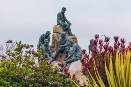 Téléchargez les photos : Monterey, Californie, États-Unis - 30 octobre 2022. Statue en bronze, un monument sur Cannery Row rend hommage à John Steinbeck, amis et à l'histoire unique de Monterey - en image libre de droit