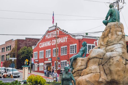 Foto de Monterey, California, EE.UU. - 30 de octubre de 2022. Monterey Canning Company en un histórico Cannery Row en el centro de Monterey, vista desde Steibeck Plaza - Imagen libre de derechos