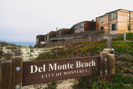 Téléchargez les photos : Monterey, California, USA - October 30, 2022.  Surf Way Condos at Del Monte Beach is a small ocean side community nestled in the sand dunes above Del Monte Beach in Monterey county, CA - en image libre de droit