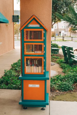 Téléchargez les photos : Avila Beach, Californie, États-Unis - 7 février 2023. Petite bibliothèque gratuite, petite armoire avec livres gratuits à Avila Beach, Californie - en image libre de droit
