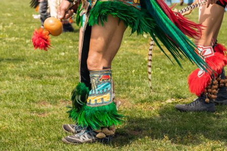 Téléchargez les photos : Ouah ! Amérindiens habillés en Regalia complet. Détails en gros plan de Regalia. Chumash Day Powwow - en image libre de droit