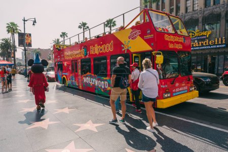 Foto de Hollywood, California, EE.UU. - 26 de abril de 2023. Los tours en autobús con vistas panorámicas comienzan en Hollywood Boulevard - Imagen libre de derechos