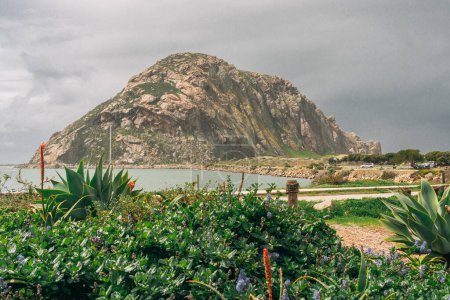 Morro Rock, ein vulkanischer Stecker in der Bucht von Morro an der Pazifikküste am Eingang zum Hafen von Morro Bay, Zentralkalifornien