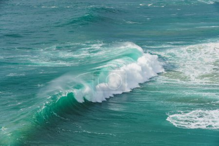 Perfekter Bogen einer Welle bei Nazare fängt die gewaltige Kraft des Meeres ein.