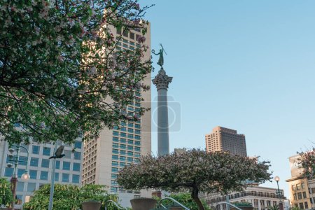 Téléchargez les photos : San Francisco, Californie, 8 avril 2024. Monument de la victoire orne l'horizon parmi les détaillants emblématiques de San Francisco. - en image libre de droit