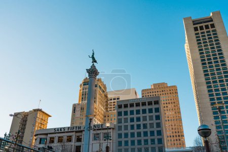 Téléchargez les photos : San Francisco, Californie, 8 avril 2024. Monument de la victoire orne l'horizon parmi les détaillants emblématiques de San Francisco. - en image libre de droit