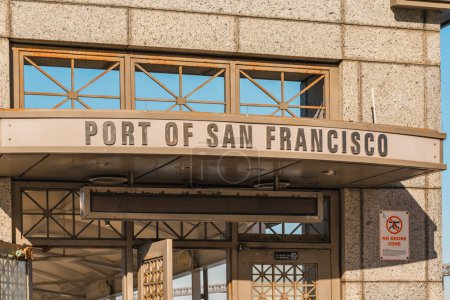 Téléchargez les photos : San Francisco, Californie, 8 avril 2024. Signalisation à l'entrée du port de San Francisco indique une zone sans drone. - en image libre de droit