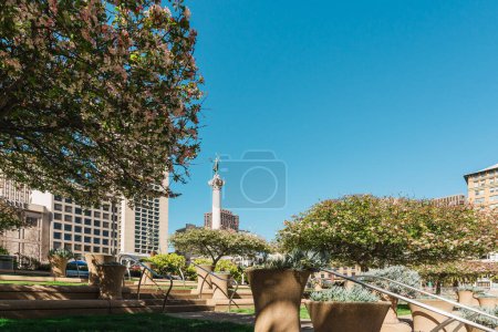 Téléchargez les photos : San Francisco, Californie, 8 avril 2024. Union Square s'anime au cœur de San Francisco sous l'œil attentif du monument Dewey. - en image libre de droit