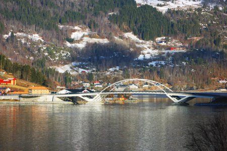 Foto de Imagen de la ciudad de Sogndalsfjora a orillas del fiordo de Sogndal en Noruega, Europa - Imagen libre de derechos