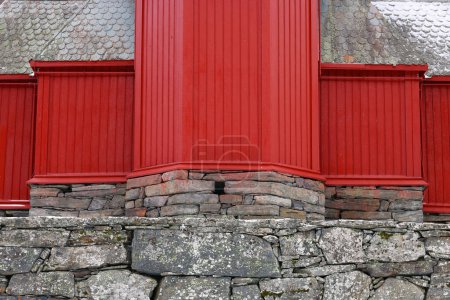 Téléchargez les photos : Borgund, Norvège. Célèbre point de repère Stavkirke Une vieille église à trois nefs en bois le jour d'été. Ancien culte en bois ancien dans le paysage de campagne norvégien. - en image libre de droit