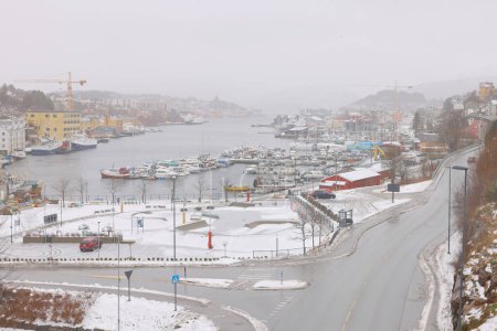 Foto de Panorama de invierno de la ciudad de Kristiansund en Noruega occidental, Europa - Imagen libre de derechos