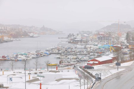 Foto de Panorama de invierno de la ciudad de Kristiansund en Noruega occidental, Europa - Imagen libre de derechos