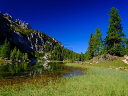 Téléchargez les photos : La belle Lago Di Federa près de Croda da Lago, Italie, Euorpe - en image libre de droit