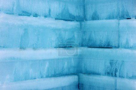 Foto de Muro de hielo hecho de hielo y nieve como textura o fondo - Imagen libre de derechos