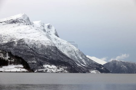 Foto de Invierno paisaje áspero de Nordfjord en Noruega, Europa - Imagen libre de derechos