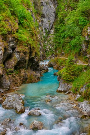 Hermoso paisaje de las gargantas de Tolmin. Paisaje majestuoso con río de montaña limpio en las gargantas profundas de Tolmin, Eslovenia, Europa