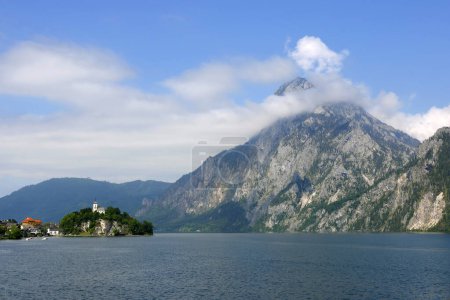 Téléchargez les photos : Lac de montagne Traunsee dans les Alpes autrichiennes. Autriche paysage dans la région de Salzkammergut. Traunkirchen ville sur le lac Traun. - en image libre de droit