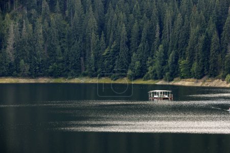 Téléchargez les photos : Paysage estival du lac barrage de Belis Fantanele, situé dans les montagnes des Carpates, Roumanie, Europe - en image libre de droit