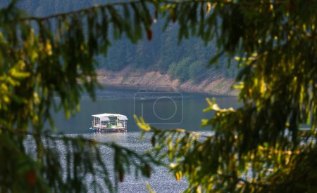 Foto de Paisaje de verano del lago de la presa Belis Fantanele, situado en las montañas de los Cárpatos incidentales, Rumania, Europa - Imagen libre de derechos