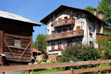 Touristische Ansicht des Resorts Alleghe in den italienischen Dolomiten an einem strahlenden Herbsttag, Europa