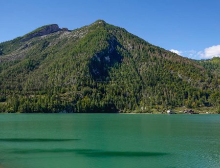 Touristische Ansicht des Resorts Alleghe in den italienischen Dolomiten an einem strahlenden Herbsttag, Europa