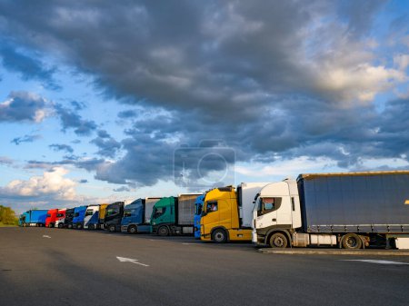 Foto de Grupo de suministros Camión Tir en estacionamiento de autopistas, transporte de mercancías de envío - Imagen libre de derechos