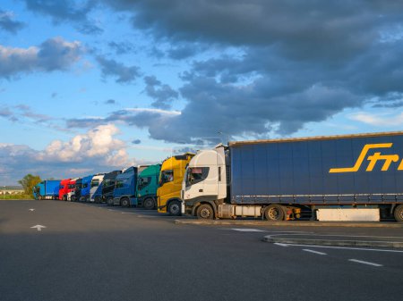 Foto de Grupo de suministros Camión Tir en estacionamiento de autopistas, transporte de mercancías de envío - Imagen libre de derechos