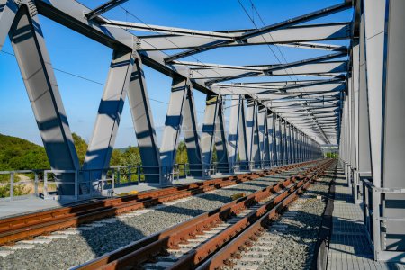 Structure métallique d'un pont ferroviaire sur la rivière Mures dans le comté d'Arad, Roumanie, Europe