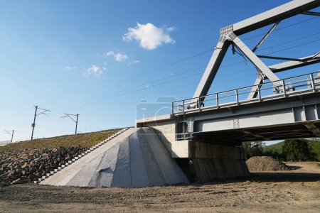 Estructura metálica de un puente ferroviario sobre el río Mures en el condado de Arad, Rumania, Europa