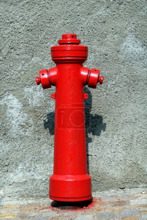 Vieja boca de incendios roja en la calle. Hidrante de incendios para acceso de emergencia