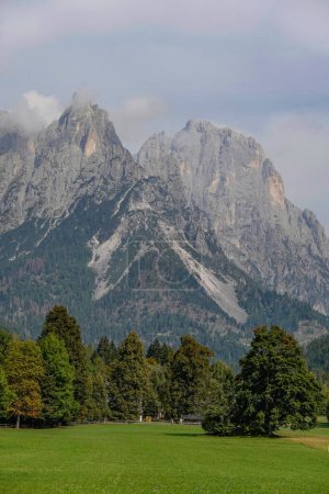 Sommer Blick auf die berühmte Pale di San Martino Landschaft, in der Nähe von San Martino di Castrozza, Italienische Dolomiten, Europa