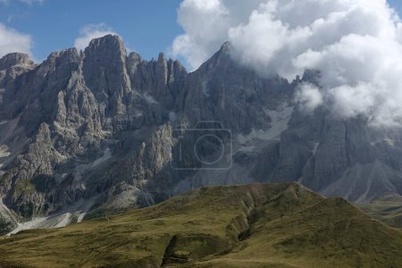 Foto de Vista de verano del famoso paisaje de Pale di San Martino, cerca de San Martino di Castrozza, Dolomitas italianas, Europa - Imagen libre de derechos