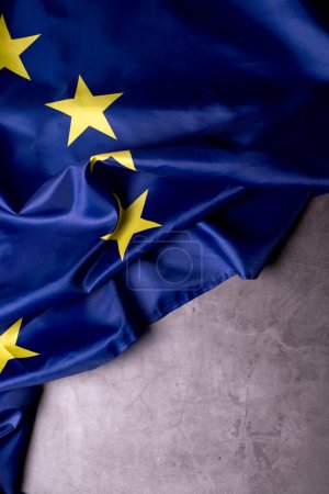Flagge der Europäischen Union mit Kopierraum auf Grunge Backgrond. Gewebe der Flagge der Europäischen Union.