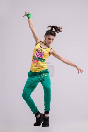 Foto de Ucrania Kiev, 2021 - 24 de abril: Feliz joven haciendo ejercicios de baile Zumba en el estudio de baile - Imagen libre de derechos