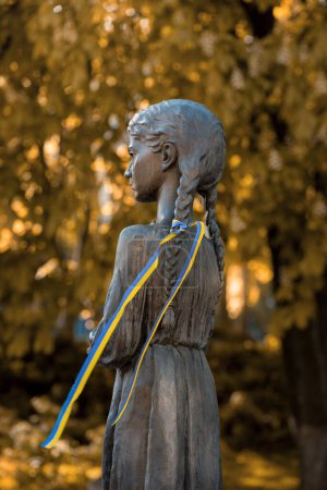 Téléchargez les photos : Kiev, Ukraine - 05 mai 2023 : Monument en bronze des petites filles affamées comme symbole des victimes de l'Holodomor 1932-1933 en Ukraine. Génocide organisé par le gouvernement de l'Union soviétique. - en image libre de droit