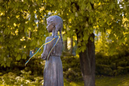 Foto de Kiev, Ucrania - 05 de mayo de 2023: Hungry Little Girls Bronze Monument as a symbol of victims of the Holodomor 1932-1933 in Ukraine. El genocidio fue organizado por el Gobierno de la Unión Soviética. - Imagen libre de derechos