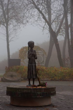 Téléchargez les photos : Kiev, Ukraine - 23 octobre 2023 : Monument en bronze des petites filles affamées comme symbole des victimes de l'Holodomor 1932-1933 en Ukraine. Génocide organisé par le gouvernement de l'Union soviétique. - en image libre de droit