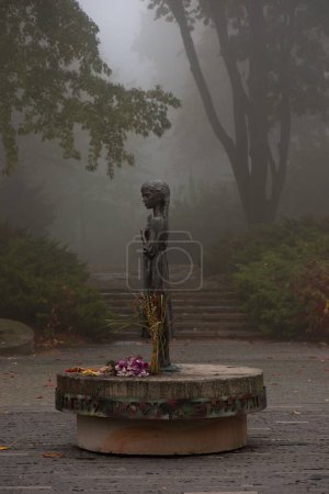 Foto de Kiev, Ucrania - 23 de octubre de 2023: Hungry Little Girls Bronze Monument as a symbol of victims of the Holodomor 1932-1933 in Ukraine. El genocidio fue organizado por el Gobierno de la Unión Soviética. - Imagen libre de derechos