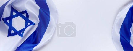 Téléchargez les photos : Bannière avec drapeau officiel d'Israël sur fond blanc et espace vide pour le texte. Drapeau israélien pour les fêtes juives et le jour de l'indépendance d'Israël. - en image libre de droit