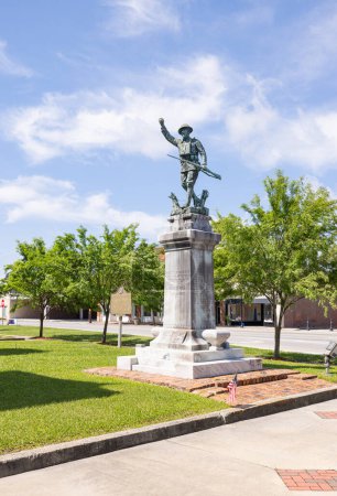 Foto de Nashville, Georgia, USA - April 17, 2022: The Spirit of the American Doughboy statue in honor of all world war one veterans and fallen - Imagen libre de derechos
