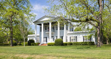Téléchargez les photos : Nashville, Georgia, USA - April 17, 2022: The Historical Houses on Dogwood Drive - en image libre de droit