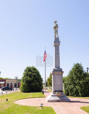 Téléchargez les photos : Ellaville, Georgia, USA - April 19, 2022: The Confederate Monument at the Schley County Courthouse - en image libre de droit