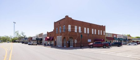 Téléchargez les photos : Ellaville, Georgia, USA - April 19, 2022: The old business district on Oglethorpe Street - en image libre de droit