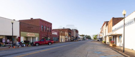Foto de Dawson, Georgia, USA - April 19, 2022: The old business district on Main Street - Imagen libre de derechos