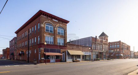 Foto de Dawson, Georgia, USA - April 19, 2022: The old business district on Lee Street - Imagen libre de derechos